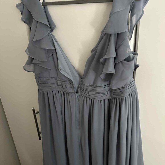 Flirty midi dress with flutter sleeves- plus size - Picture 4 of 8